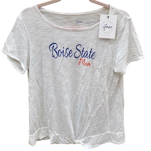 Gear Boise State University Mom White Twist Bottom T-Shirt/Top M College NWT - Picture 1 of 7